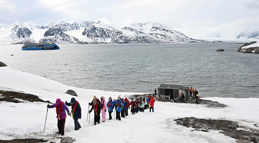 svalbard-guests-snowshoeing-short