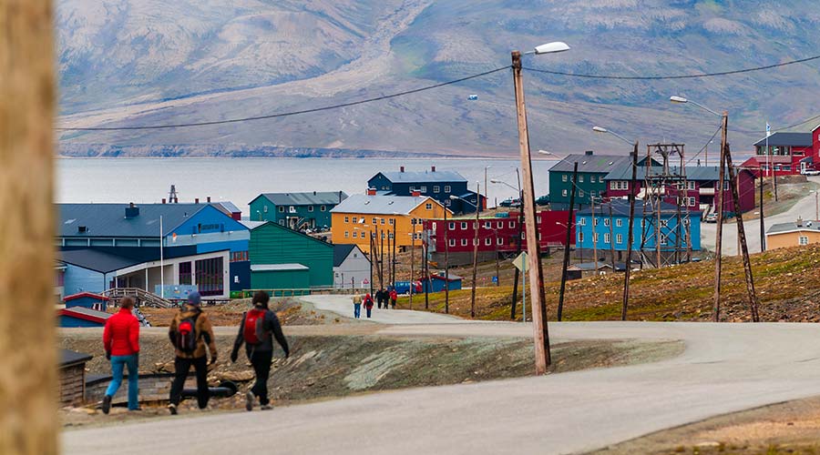 tourists-walking-along-road-ongyearbyen-short