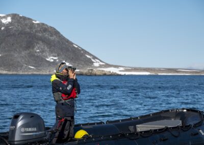 Expedition guide scouting by using binoculars